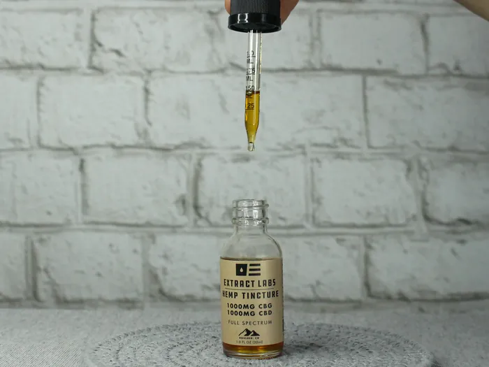 Flacon d'huile de CBD et pipette