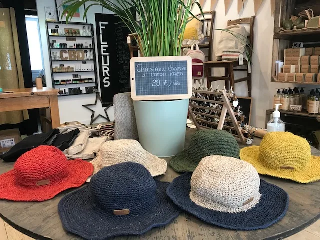Chapeaux en paille en boutique