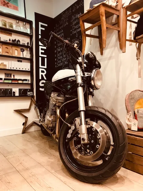 Moto exposée dans la boutique